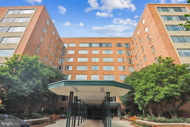 outside view - Greenbriar Condominiums, 5 Min Walk from Campus