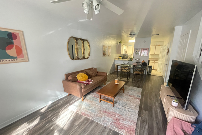 Living room - 2 Story Townhouse -10min Walk to Campus!