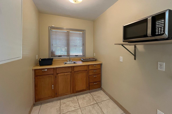 Kitchenette area - Large Private Studio in Pinecrest House