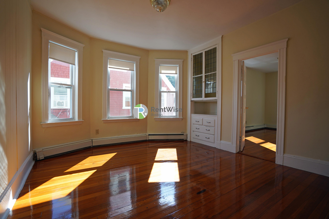 1 - AUG 2026- Awesome Allston 3 bed/2 Bath! NO FEE! Apartments