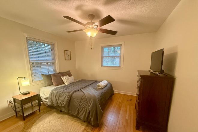 Bedroom #1 - Quiet Room Near Downtown