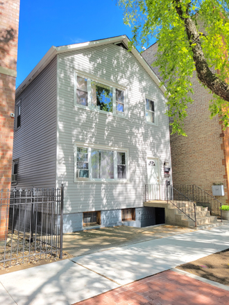 Front of building - 923 S Aberdeen 2nd floor 4 bed 1 bath, 2 blocks from UIC and across from park