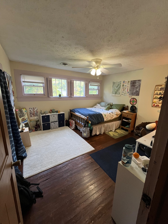 Bedroom for sublease, upstairs, lots of natural light - House close to campus. Looking for Spring semester sublet.
