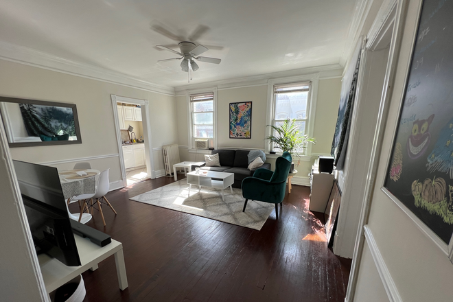 living room looking from the exit - Potomac House of Georgetown - 2 bedroom Units