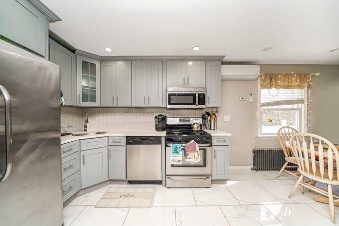 Kitchen - Walking Distance to HOFSTRA House