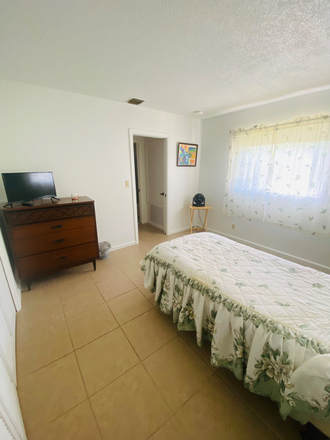 Bedroom - 2 Furnished Bedrooms Available Near FAU, Lynn , Beach, Laundry, Kitchen & Utilities Included! House