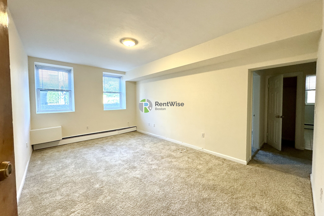 1 - 1 Mo Free! Spacious Brookline 1-Bed w/ Heat + HW – Student Friendly, Steps to C Line Apartments