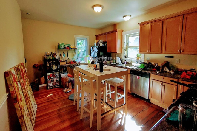 4 - Fabulous 4 Bed/1 Bath with in-unit Laundry/Parking - Close to Tufts- NO BROKER FEE