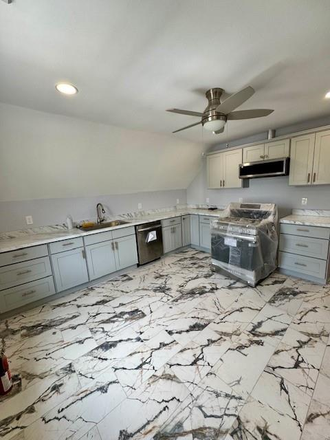 kitchen - Newly renovated 3 bed walk to downtown campus