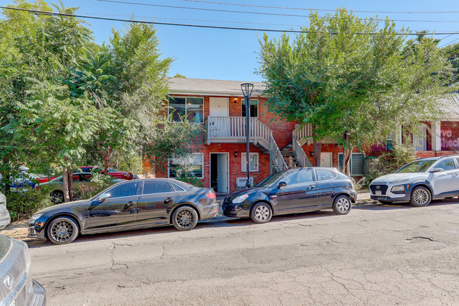 Front entrance from the street - Primo HOME for groups of 1-6! 5 min walk to Norlin Quad /The Sink. Private parking. ALL THE PERKS