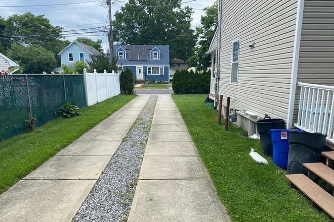 Driveway - House for Rent - 5 bedrooms/3 bathrooms - Close to Campus