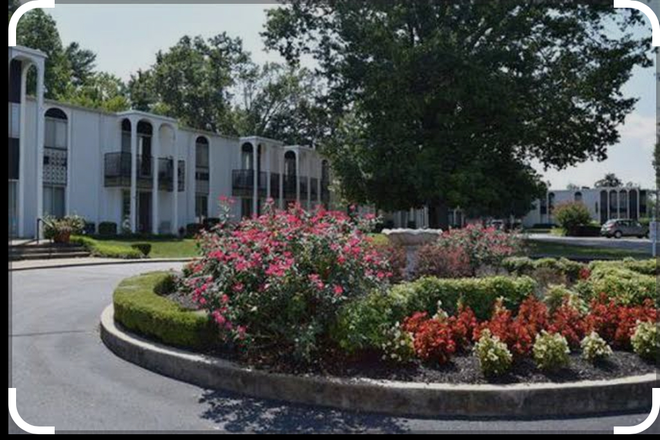 Circle Drive Entrance - Mercury Manor Condominiums