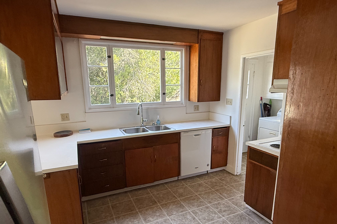 Kitchen - The Virginia St. House