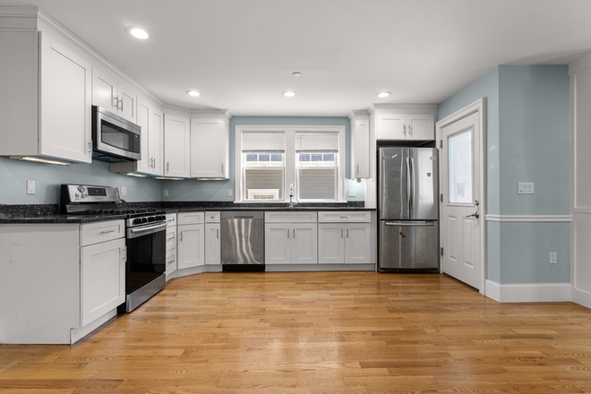 . - SPACIOUS 3 Bed/2 Bath w/LAUNDRY - avail 9/1!!!