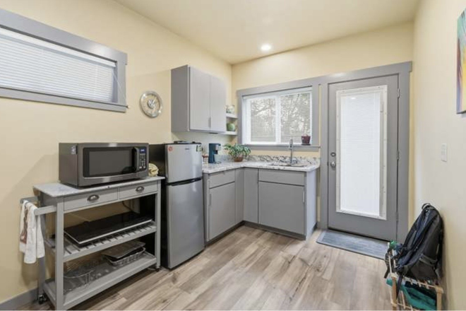Kitchen - Beautiful furnished studio in Friendly St. Neighborhood Apartments
