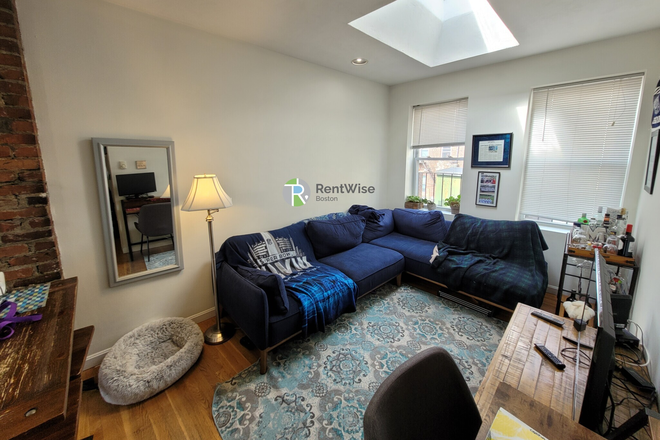 1 - SEPT 2024-Sweet North End 1 bed. Cat ok. No Broker's Fee to You! Apartments