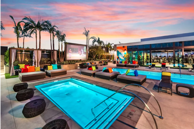 Luxury Building Amenities - Luxury Room for Rent — Looking for a Female Roommate Apartments