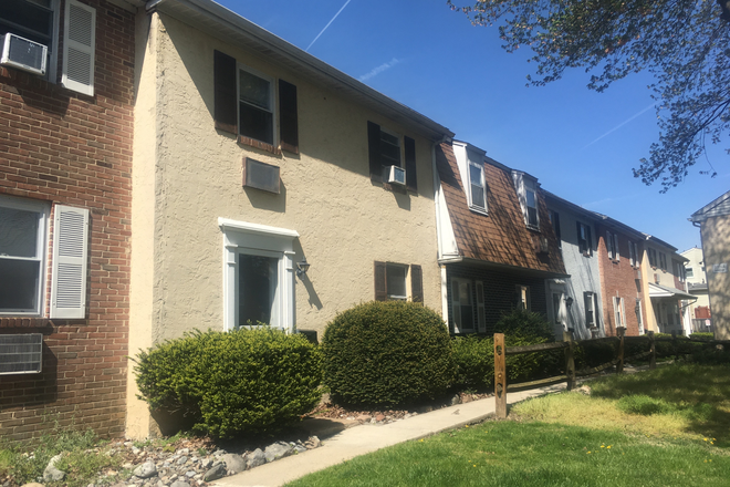 A9 - 1 or 2 student roommates to share Townhouse. Well maintained. 3blocks to WCU