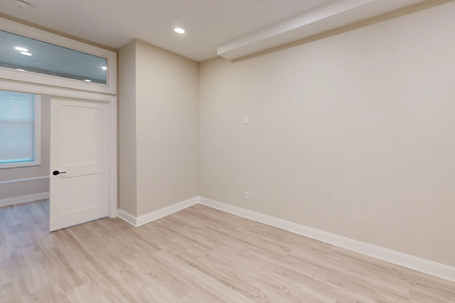 Email us today for more info! - Room for rent in theatre district! Apartments