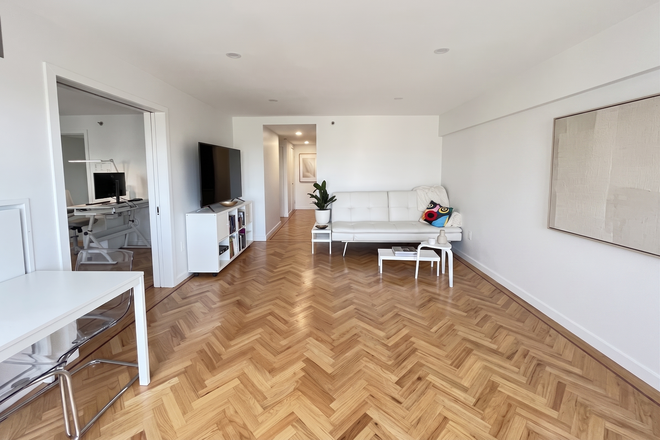 Living room - Light-filled apartment with security close to campus