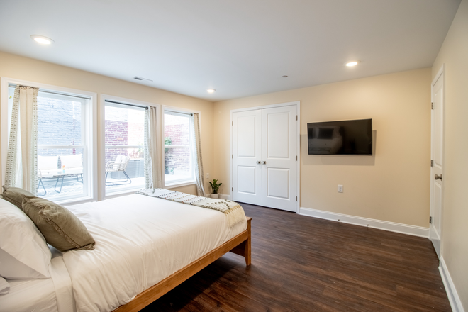 tv - Location! Spacious Room w/ parking pass House