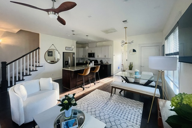 Living area - 3bed/3bath Home in Salemtown