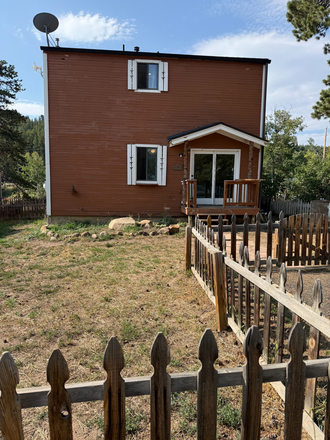 Fully Fenced Private yard on quiet street - MOUNTAIN LIVING IN THE CHARMING TOWN OF NEDERLAND-23 MINUTES FROM CAMPUS