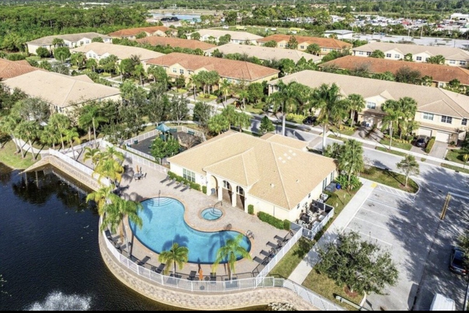 Aerial view of community clubhouse - Room in Home 30mins from Campus