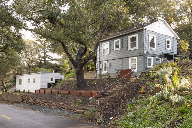 From street - 1 bedroom cottage in tranquil Richmond hills above canyon, quick drive to campus BART & freeway Rental