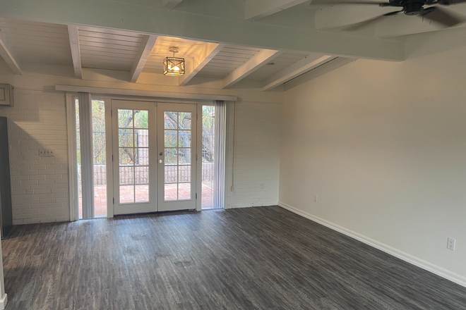 living room - Sam Hughes One Bedroom walking distance to the UA Apartments