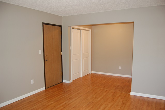 Dining Room - Updated 2 Bedroom FREE Parking! Walk to Class! On Bus Route! Great Location! Apartments