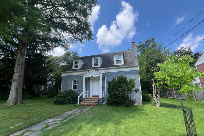 Beautiful five bedroom house - VERY CLOSE TO CAMPUS!  BEAUTIFUL 5 BED/2.5 BATH HOUSE!