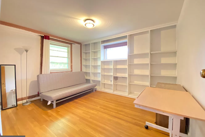 Bedroom 1, 2nd floor - House in woods community, near campus, nice quiet neighborhood, very clean, close to bus stop.