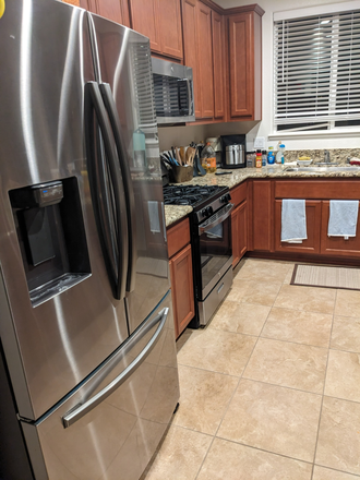 Kitchen - Bellevue Ranch, 3.5 mi. from UC Merced campus, walking distance to Cat Track bus stop.