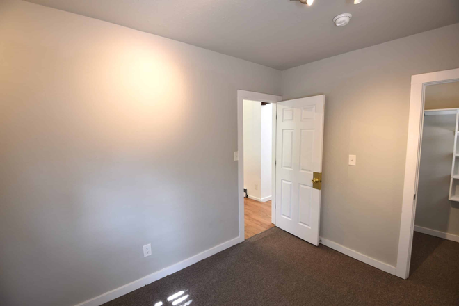 Same Room - 1 available room, 6 Bd house