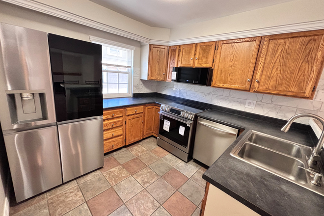 Kitchen - Updated 3BR Townhome | 15 Min to CU Anschutz | 2-Car Garage