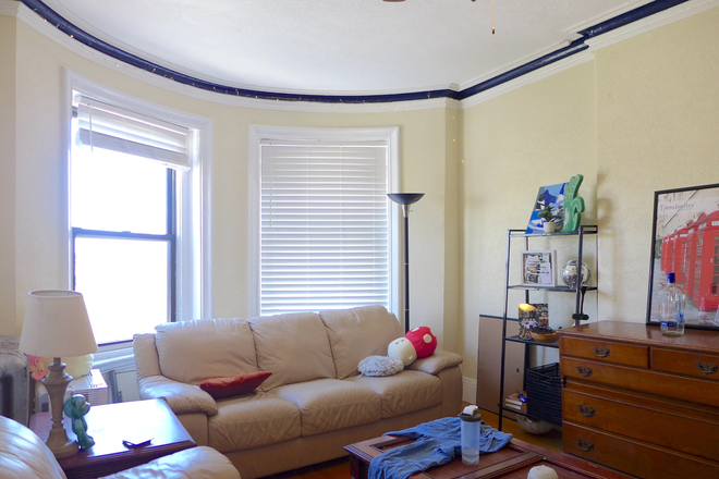 bostonrealtyonline.com - Top Floor Sun-Drenched Three Bed Across from Northeastern
