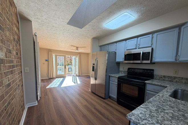 Kitchen - Cute 3Bed/2ba Apt, 10 min to campus, large master suite, newly updated, quiet cul de sac, wooded lot