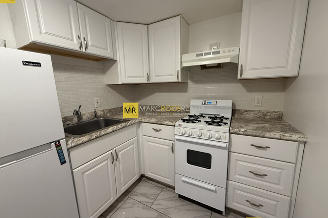 Call NOW for showings! 617-236-8550 - COMM AVE - BEAUTIFUL KENMORE 1 BED W/ HEAT, HOT WATER, AND LAUNDRY AVAIL! *AVAIL 12/01/2025!* Apartments