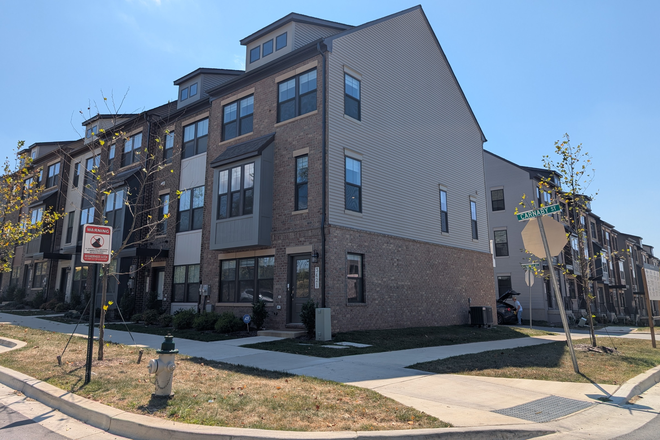 Spacious, end unit townhouse - Pristine 4-Bdrm Townhome. Near campus. 2-car garage. End unit. Near Trails. It's a Gem!