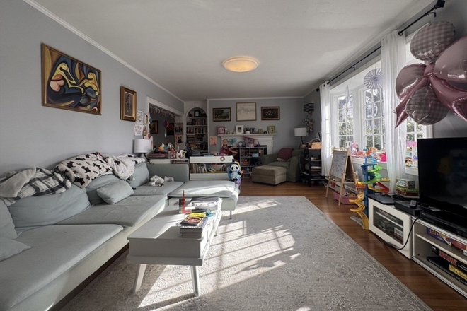 Living room, first floor - Winchester house. 3.5 miles from campus. $3,750. Up to 4 bedrooms
