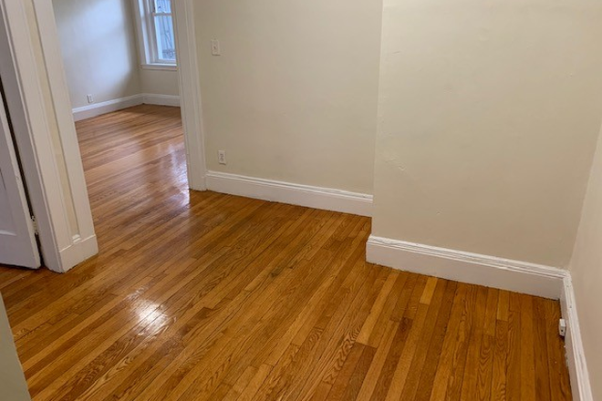 Hub Realty - Beautiful and spacious 1 bedroom with brand new kitchen, balcony, on green line T Apartments