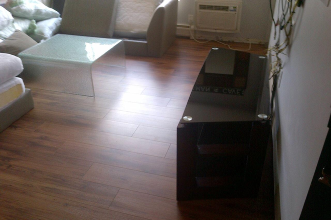 Living Room - 351 OakHill Ave Apartments