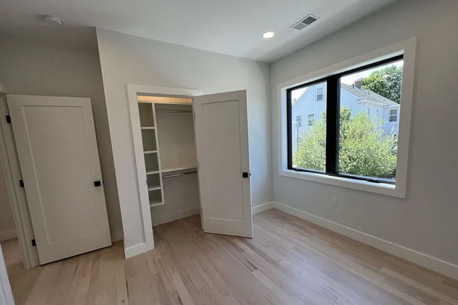 Bedroom - **SPRING 2027 MALE** Single Bedroom in House Off Foster (Large Basement and Outdoor Area)