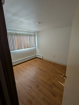The room you would be renting - Looking for a roommate in grad housing / Newton Court
