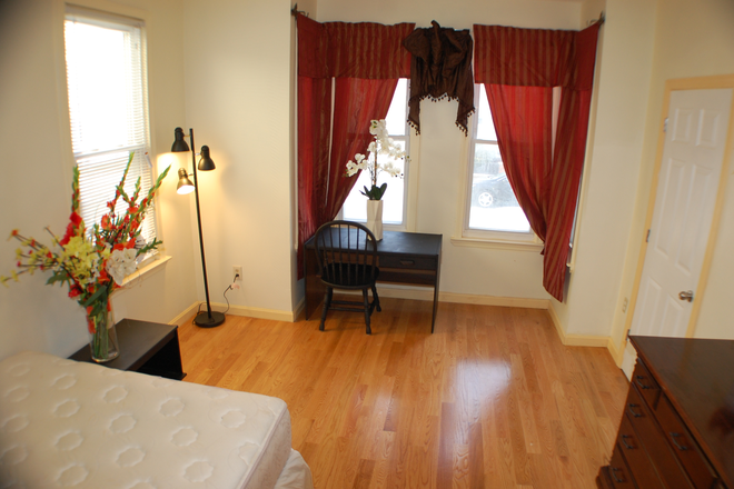 Large room - Room in 3-bedroom 1bath apt, near MBTA Orange Line and Green line, Bus 80,89,90 and 101.