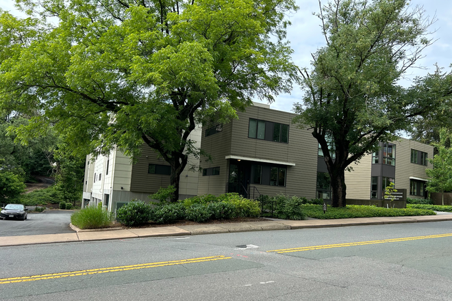 The 1130 Condominiums complex from East High Street. The apartments are behind the buildings facing the street. - Downtown Garden Apartment