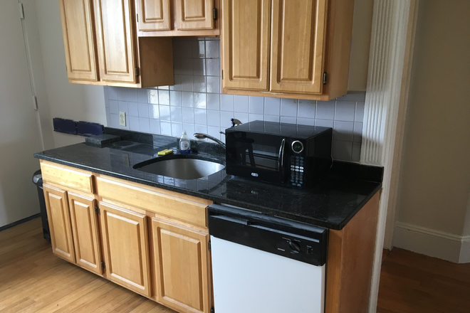 Call NOW for showings! 617-236-8600 - COMM AVE - *NO FEE* LRG RENOVATED 3BR/1BA CONDO AVAIL *9/1/2026* W/ LNDRY IN BLDNG, H&HW INC!