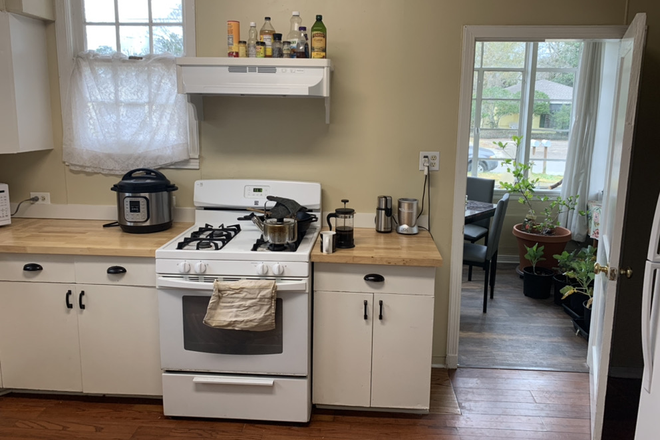 Kitchen showing adjacent sun room - Grad student looking for roommate - House near Keg & Barrel - January-June 2026