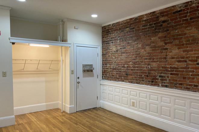 Livingroom - Large Studio in Back Bay area walk to Campus Bus One  heat and hot water and gas all included Apartments